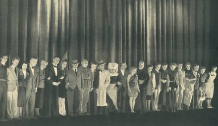 staaz_schauspielhaus_ensemble_1940_1941.jpg