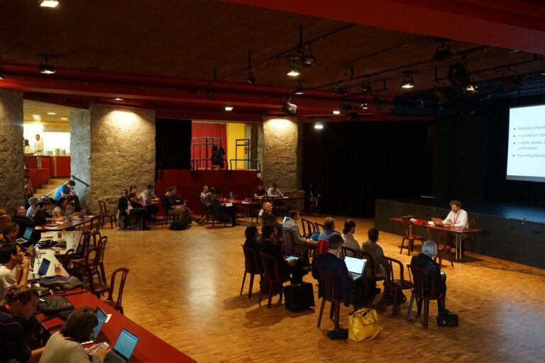 Track .COM in the Salle des Fêtes