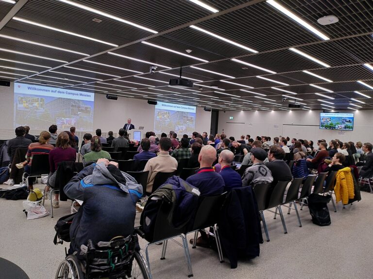 Volle Conference Hall zur Begrüssung