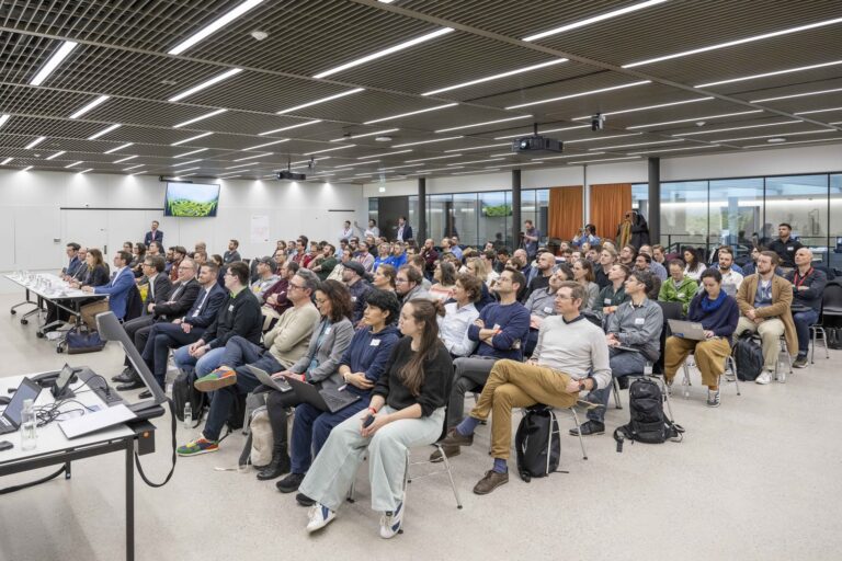 Volle Conference Hall bei den Schlusspräsentationen