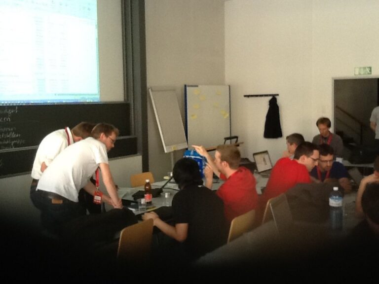 Teilnehmende an Laptops in einem Seminarraum der Universität Bern