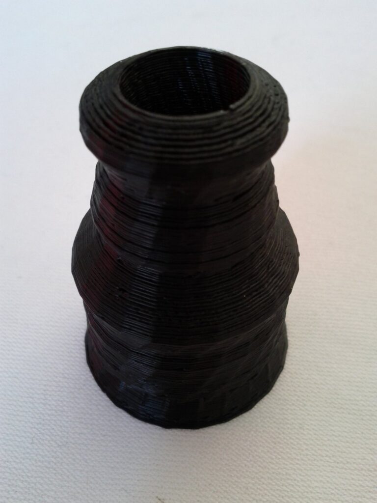 Schwarze Figur aus dem 3D-Drucker, aus Geburtenzahlen gedreht