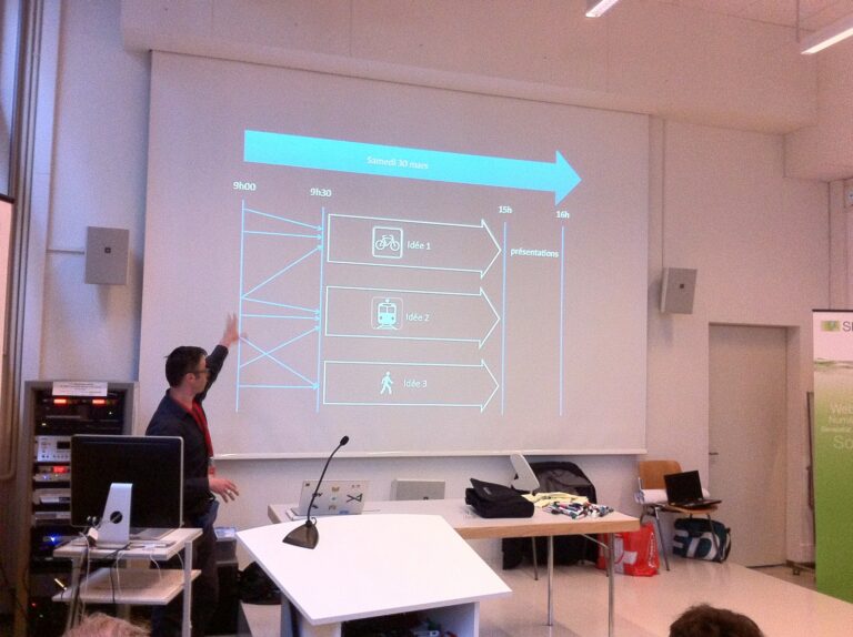 Referent zeigt auf ein Schema zur Mobilität an der Leinwand