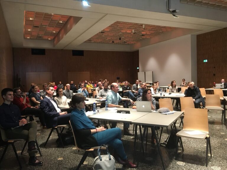 Rund vierzig Teilnehmende im Auditorium Careum bei der Eröffnung des Hackathons am 23. November 2018