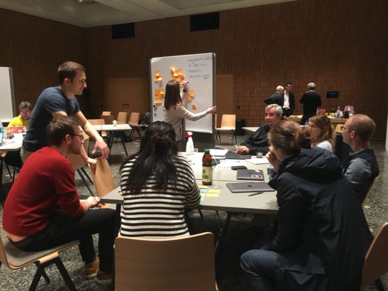 Teams bei der Arbeit an ihren Projekten im Careum