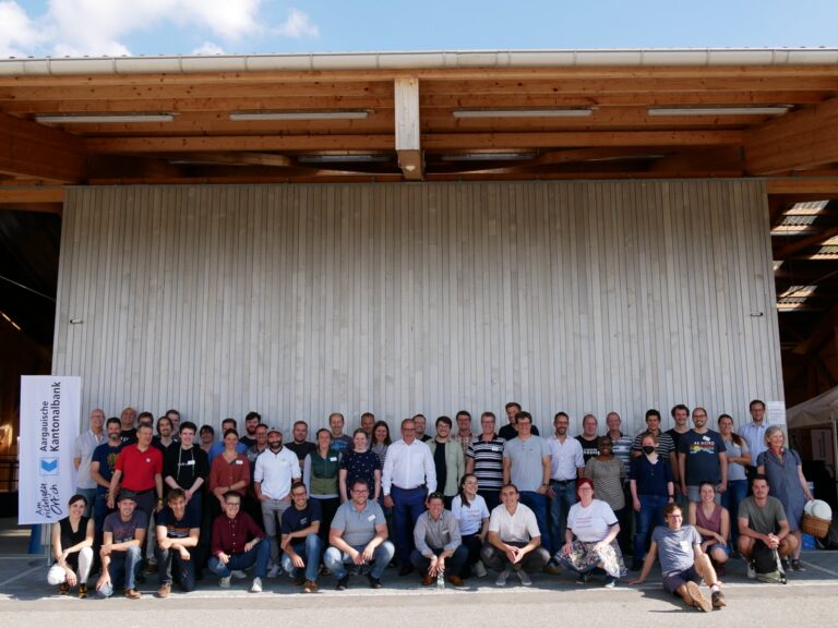 Gruppenfoto vor der Halle