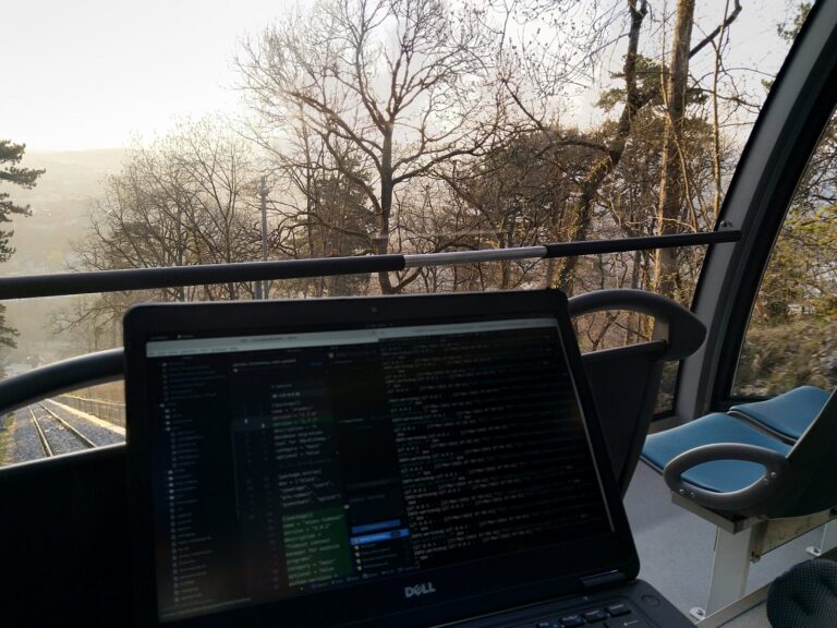 Mit dem Laptop in der Standseilbahn nach Magglingen