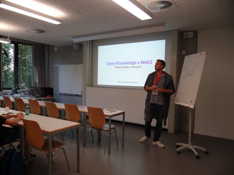 Niklas Limacher speaking in a seminar room