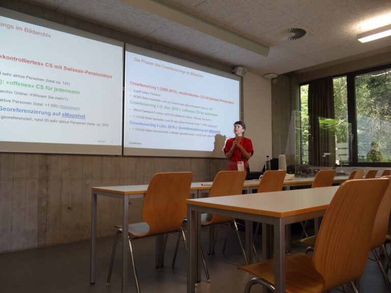 Nicole Graf in front of two screens in a seminar room
