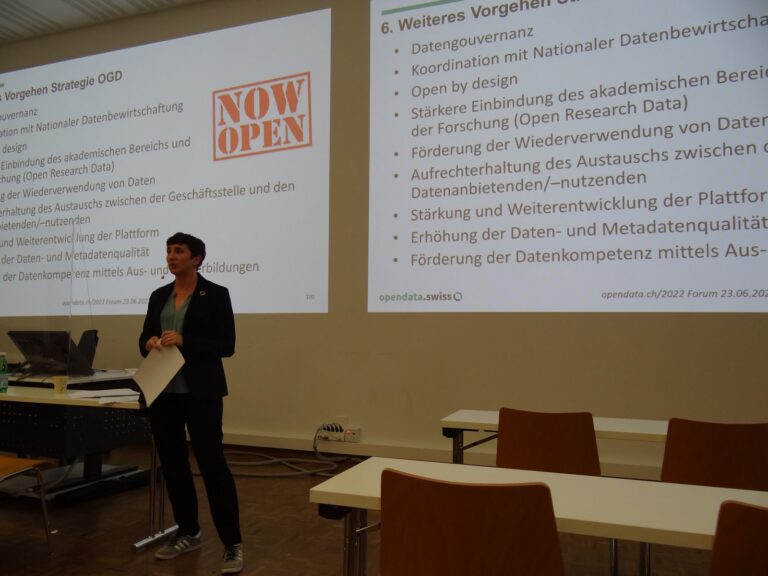 Petra Keller Gueguen in front of the slide «Now open»