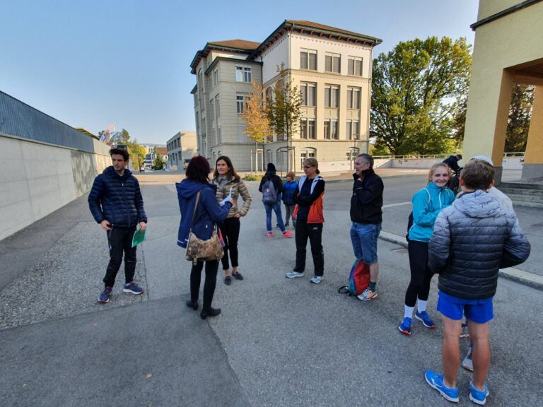 Saturday morning: start of the city orienteering in front of the Bleicherain school